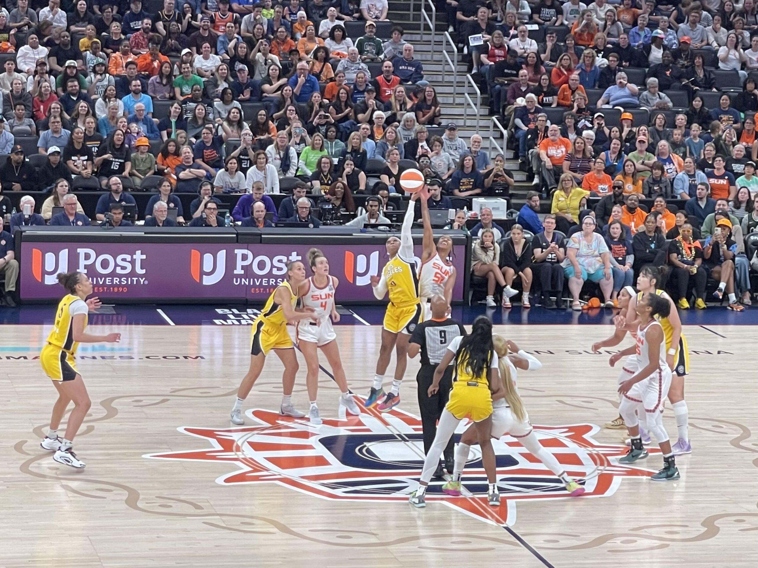 Connecticut Sun vs. Los Angeles Sparks First women's pro basketball game ever at Boston Garden. Sun 69-61 Sparks (Aug 18, 2024)© Dani Shaw